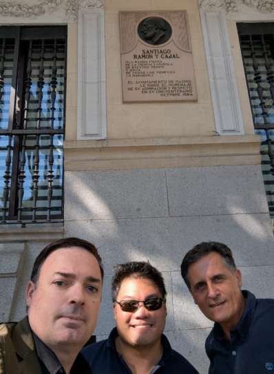 David Vivancos, Hon Weng Chong y Jimmy Pons bajo la placa conmemorativa de la casa donde vivió y murió Cajal, en Madrid.